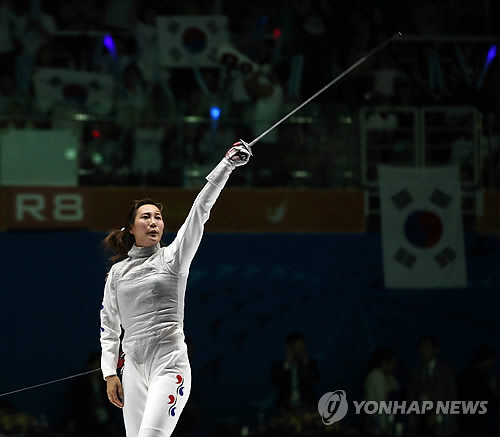 펜싱 여자 플뢰레 개인전 32강에서 전희숙이 아이시스 히메네스(베네수엘라)를 꺾고 16강에 진출했다./연합뉴스