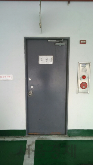 서울의 한 주상복합아파트 상가에 설치된 공용화장실./최성욱기자