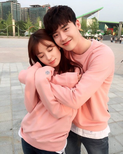 ‘더블유(W)’ 이종석♥한효주, 커플티 입고 백허그까지…‘진짜 연인사이?’