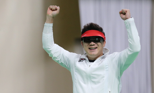 진종오 선수가 10일 오후 (현지시간) 브라질 리우데자네이루 데오도루 올림픽 사격장에서 열린 남자 50m 권총 결선에서 금메달을 획득한 뒤 손을 들어 보이고 있다./리우데자네이루=이호재기자