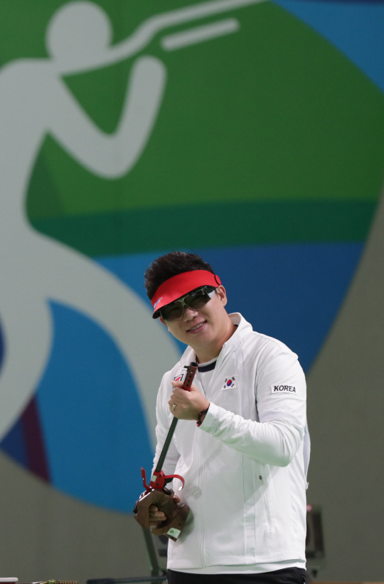 진종오가 10일 오전 (현지시간) 브라질 리우데자네이루 데오도루 올림픽 사격장에서 열린 남자 50m 권총 결선에서 금메달을 차지하고 있다./리우데자네이루=이호재기자