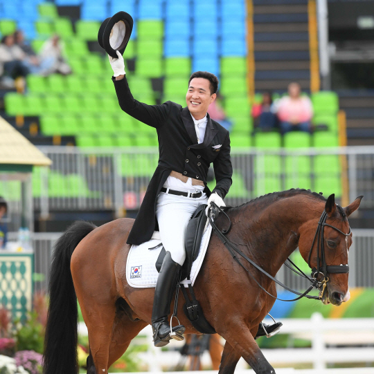 한국 승마대표팀의 김동선이 1일 오전(현지시간) 브라질 리우데자네이루 올림픽 승마 경기장에서 열린 개인 마장마술 그랑프리 1차전에서  연기를 마친 뒤 인사를 하고 있다.  /리우데자네이루=올림픽사진공동취재단