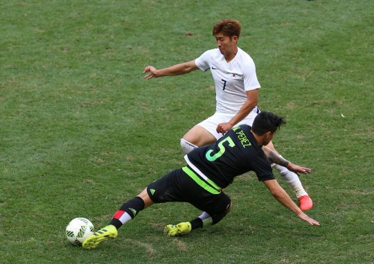 올림픽 축구대표팀이 10일 오후(현지시간) 2016 리우데자네이루 올림픽 남자축구 C조 멕시코와의 3차전 열린 브라질리아 마네 가린샤 경기장에서 경기를 펼쳤다. 손흥민이 볼 타툼을 하고있다./브라질리아=올림픽사진공동취재단