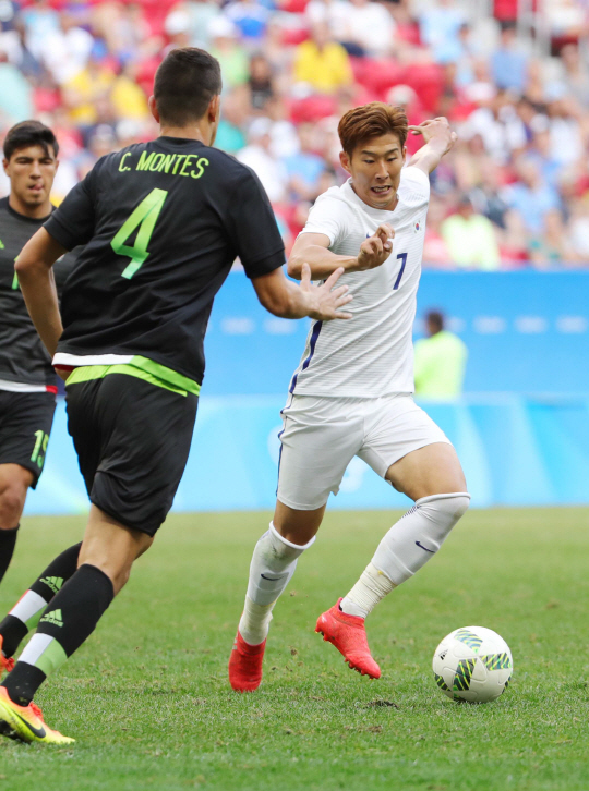 한국축구대표 손흥민이 10일 오후(현지시간) 2016년 리우올림픽 남자축구 C조 3차전 멕시코전이 열린 브라질 브라질리아 Mane Garrincha Stadium(마네 가힌샤 경기장)에서 두 명의 수비를 제치고 드리블 하고 있다./브라질리아=올림픽사진공동취재단