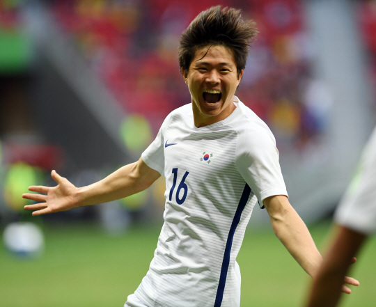 한국 올림픽 축구대표팀 권창훈이 10일 오후(현지시간) 2016년 리우올림픽 남자축구 C조 3차전 멕시코전이 열린 브라질 브라질리아 마네 가린샤 경기장에서 후반 32분 골을 터뜨린 뒤 환호하고 있다. /브라질리아=올림픽사진공동취재단