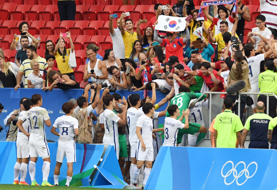 한국축구대표이 10일 오후(현지시간) 2016년 리우올림픽 남자축구 C조 3차전 멕시코전이 열린 브라질 브라질리아 마네 가린샤 경기장에서 8강 진출을 확정지은 후 환호하고 있다./브라질리아=올림픽사진공동취재단