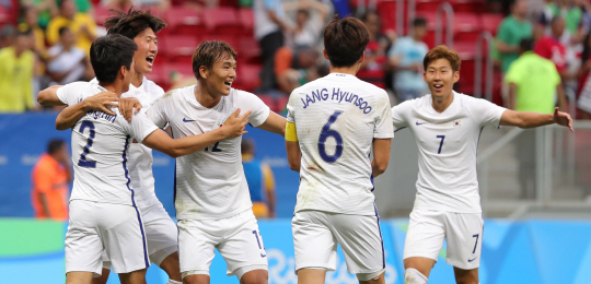 한국축구대표 손흥민, 장현수 등 선수들이 10일 오후(현지시간) 2016년 리우올림픽 남자축구 C조 3차전 멕시코전이 열린 브라질 브라질리아 Mane Garrincha Stadium(마네 가힌샤 경기장)에서 멕시코를 1:0으로 승리하며 8강에 진출하자 환호하고 있다./브라질리아=올림픽사진공동취재단