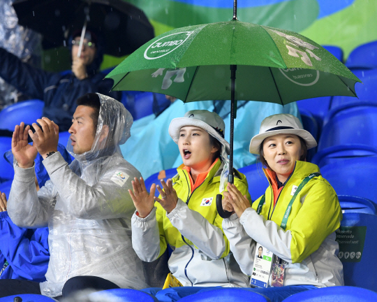 양궁대표팀 구본찬과 최미선 선수가 10일 오후(현지시간) 브라질 리우데자네이루 마라카낭 삼보드로무 양궁장에서 열린 2016 리우 올림픽 양궁 남자 개인전 32강 경기에서 승리하며 16강전에 진출했다. 두 선수의 경기를 지켜보며 박수를 보내는 김우진 기보배 장혜진의 모습. /리우데자네이루=올림픽사진공동취재단