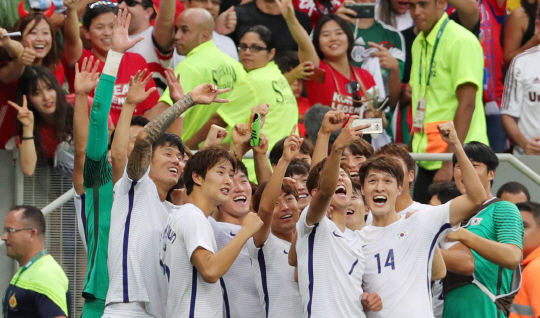 한국축구대표 손흥민, 장현수 등 선수들이 10일 오후(현지시간) 2016년 리우올림픽 남자축구 C조 3차전 멕시코전이 열린 브라질 브라질리아 Mane Garrincha Stadium(마네 가힌샤 경기장)에서 멕시코를 1:0으로 승리, 8강에 진출하자 환호하며 팬들에 달려가 셀카사진을 찍고 있다./브라질리아=올림픽사진공동취재단