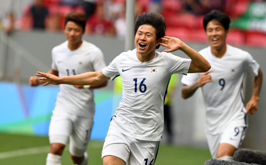 한국축구대표 권창훈이 10일 오후(현지시간) 2016년 리우올림픽 남자축구 C조 3차전 멕시코전이 열린 브라질 브라질리아 마네 가린샤 경기장에서 후반전 골을 넣은 후 환호하고 있다./브라질리아=올림픽사진공동취재단