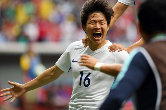 한국축구대표 권창훈이 10일 오후(현지시간) 2016년 리우올림픽 남자축구 C조 3차전 멕시코전이 열린 브라질 브라질리아 마네 가린샤 경기장에서 후반전 골을 넣은 후 환호하고 있다./브라질리아=올림픽사진공동취재단