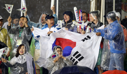 10일 오후(현지시간) 브라질 리우데자네이루 마라카낭 삼보드로무 양궁장에서 열린 2016 리우올림픽 양궁 남자 여자 개인전 예선전이 열린 가운데 한국 대표를 응원하는 관객들이 궂은 날씨에도 불구하고 