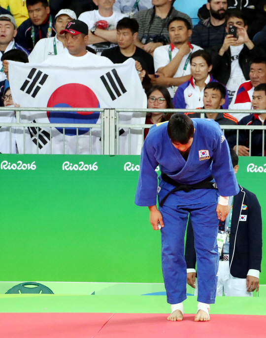 10일 오후(현지시간) 브라질 리우데자네이루 바하 올림픽파크 경기장에서 열린 유도 남자 90kg 이하 동메달 결정전에 곽동한 선수가 스웨덴의 마르쿠스 니만 선수에게 업어치기로 한판 승을 거두고 매트를 나가며 인사를 하고 있다./리우데자네이루=올림픽사진공동취재단