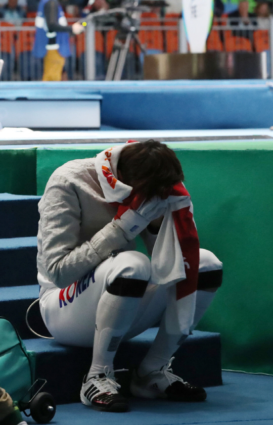 구본길 사브르 8강 좌절
남자펜싱 구본길이 10일(현지시간) 브라질 리우데자네이루 바하 올림픽파크 카리오카 경기장3에서 열린 펜싱 남자 개인 사브르 16강 이란의 모이타바 아베디니와 대결에 패하고 괴로워하고있다,/리우데자네이루=올림픽사진공동취재단