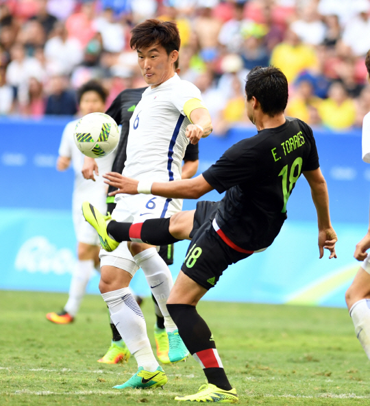 한국축구대표 장현수가 10일 오후(현지시간) 2016년 리우올림픽 남자축구 C조 3차전 멕시코전이 열린 브라질 브라질리아 마네 가린샤 경기장에서 상대와 볼다툼을 하고 있다./브라질리아=올림픽사진공동취재단