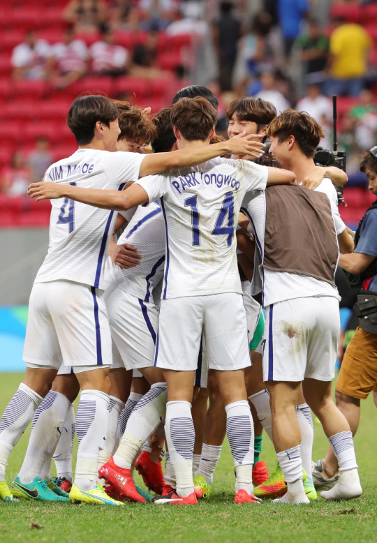 한국축구대표 권창훈, 손흥민 등 선수들이 10일 오후(현지시간) 2016년 리우올림픽 남자축구 C조 3차전 멕시코전이 열린 브라질 브라질리아 Mane Garrincha Stadium(마네 가힌샤 경기장)에서 멕시코를 1:0으로 승리하며 8강에 진출하자 환호하고 있다./브라질리아=올림픽사진공동취재단