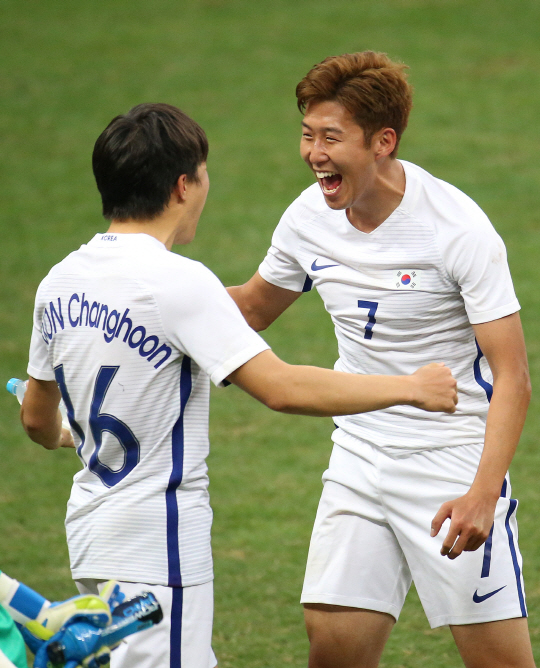 올림픽 축구대표가 10일 오후(현지시간) 2016 리우데자네이루 올림픽 남자축구 C조 멕시코와의 3차전을 펼쳤다.  브라질리아 마네 가린샤 경기장에서 권창훈이 한골을 넣어 1대 0으로 승리했다. 경기를 마친 뒤 손흥민(7번)과 권창훈(16번)이 기뻐하고 있다./브라질리아=올림픽사진기자단