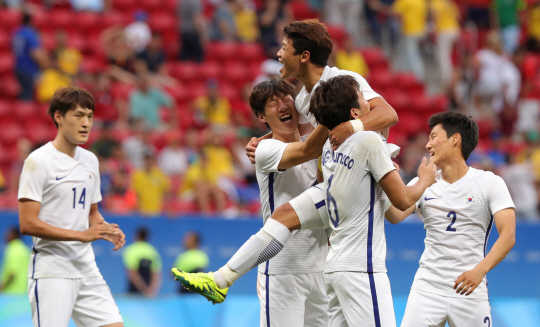 한국축구대표 손흥민, 장현수 등 선수들이 10일 오후(현지시간) 2016년 리우올림픽 남자축구 C조 3차전 멕시코전이 열린 브라질 브라질리아 Mane Garrincha Stadium(마네 가힌샤 경기장)에서 멕시코를 1:0으로 승리하며 8강에 진출하자 환호하고 있다./브라질리아=올림픽사진공동취재단