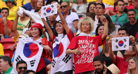 10일 오후(현지시간) 2016년 리우올림픽 남자축구 C조 3차전 한국-멕시코전이 열린 브라질 브라질리아 Mane Garrincha Stadium(마네 가힌샤 경기장)에서 태극기를 든 팬들이 한국을 응원하고 있다./브라질리아=올림픽사진공동취재단