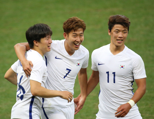 올림픽 축구대표가 10일 오후(현지시간) 2016 리우데자네이루 올림픽 남자축구 C조 멕시코와의 3차전을 펼쳤다.  브라질리아 마네 가린샤 경기장에서 권창훈이 한골을 넣어 1대 0으로 승리했다. 경기를 마친 뒤 손흥민(가운데)과 권창훈(왼쪽), 황희찬(오른쪽)이 기뻐하고 있다./브라질리아=올림픽사진기자단