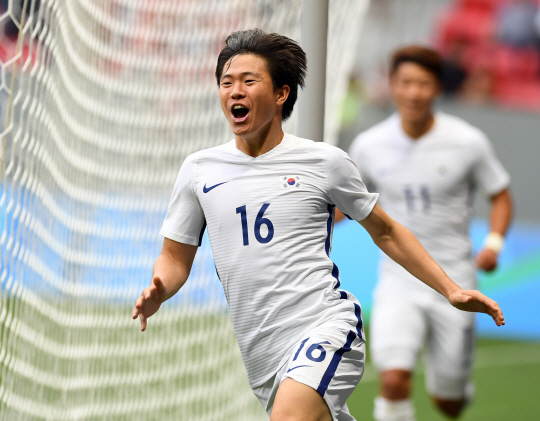 한국축구대표 권창훈이 10일 오후(현지시간) 2016년 리우올림픽 남자축구 C조 3차전 멕시코전이 열린 브라질 브라질리아 마네 가린샤 경기장에서 후반전 골을 넣은 후 환호하고 있다./브라질리아=올림픽사진공동취재단