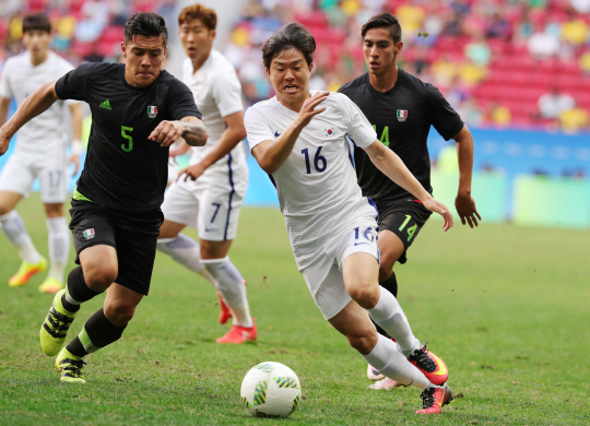 한국축구대표 권창훈이 10일 오후(현지시간) 2016년 리우올림픽 남자축구 C조 3차전 멕시코전이 열린 브라질 브라질리아 Mane Garrincha Stadium(마네 가힌샤 경기장)에서 두 명의 수비를 제치고 드리블 하고 있다./브라질리아=올림픽사진공동취재단