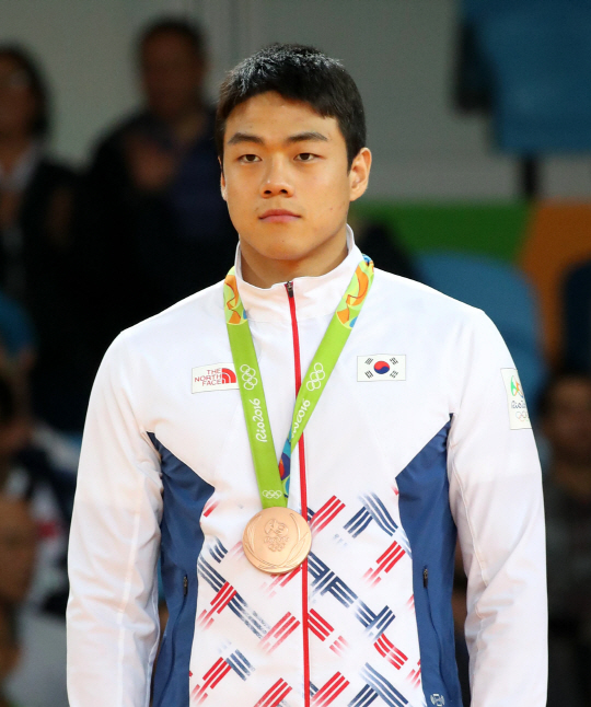 한국 유도 곽동한이 10일 오후(현지시간) 브라질 리우데자네이루 바하 올림픽파크 경기장에서 열린 유도 남자 90kg 이하 시상식에서 동메달을 목에 걸고 있다./리우데자네이루=올림픽사진공동취재단