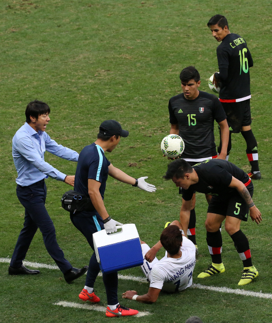 올림픽 축구대표가 10일 오후(현지시간) 2016 리우데자네이루 올림픽 남자축구 C조 멕시코와의 3차전을 펼쳤다.  브라질리아 마네 가린샤 경기장에서 권창훈이 한골을 넣어 1대 0으로 승리했다. 경기도중 멕시코 선수들이 넘어진 황희찬을 라인 밖으로 밀고있다./브라질리아=올림픽사진기자단