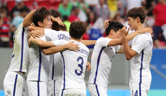 한국축구대표 손흥민, 장현수 등 선수들이 10일 오후(현지시간) 2016년 리우올림픽 남자축구 C조 3차전 멕시코전이 열린 브라질 브라질리아 Mane Garrincha Stadium(마네 가힌샤 경기장)에서 멕시코를 1:0으로 승리하며 8강에 진출하자 환호하고 있다./브라질리아=올림픽사진공동취재단