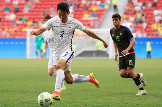 한국축구대표 심상민이 10일 오후(현지시간) 2016년 리우올림픽 남자축구 C조 3차전 멕시코전이 열린 브라질 브라질리아 Mane Garrincha Stadium(마네 가힌샤 경기장)에서 수비를 제치고 돌파를 하고 있다./브라질리아=올림픽사진공동취재단