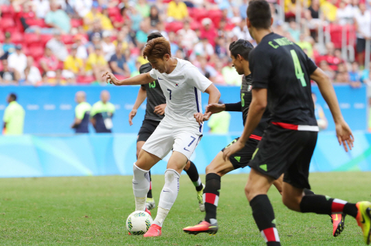 한국축구대표 손흥민이 10일 오후(현지시간) 2016년 리우올림픽 남자축구 C조 3차전 멕시코전이 열린 브라질 브라질리아 Mane Garrincha Stadium(마네 가힌샤 경기장)에서 세 명의 수비를 제치고 슛팅울 준비하고 있다./브라질리아=올림픽사진공동취재단