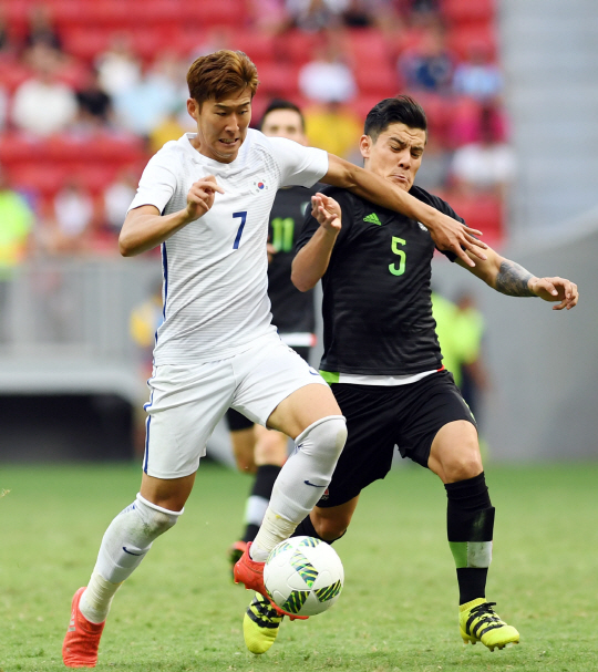 한국축구대표 손흥민이 10일 오후(현지시간) 2016년 리우올림픽 남자축구 C조 3차전 멕시코전이 열린 브라질 브라질리아 마네 가린샤 경기장에서 상대 수비를 뚫고 드리블을 하고 있다./브라질리아=올림픽사진공동취재단