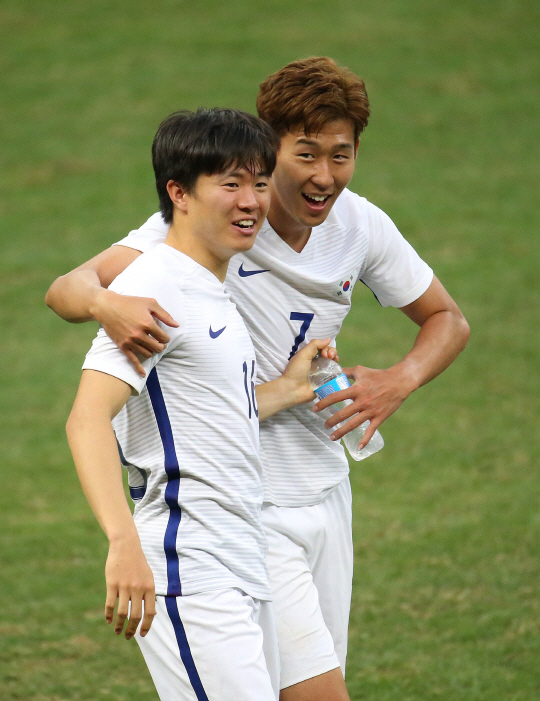 올림픽 축구대표가 10일 오후(현지시간) 2016 리우데자네이루 올림픽 남자축구 C조 멕시코와의 3차전을 펼쳤다.  브라질리아 마네 가린샤 경기장에서 권창훈이 한골을 넣어 1대 0으로 승리했다. 경기를 마친 뒤 손흥민(가운데)과 권창훈(왼쪽)이 기뻐하고 있다./브라질리아=올림픽사진기자단