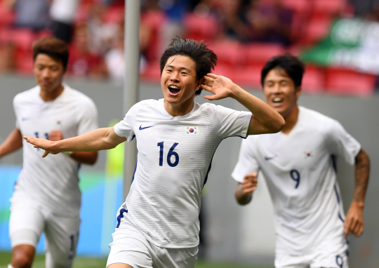 한국축구대표 권창훈이 10일 오후(현지시간) 2016년 리우올림픽 남자축구 C조 3차전 멕시코전이 열린 브라질 브라질리아 마네 가린샤 경기장에서 후반전 골을 넣은 후 환호하고 있다./브라질리아=올림픽사진공동취재단