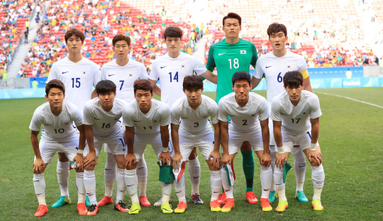 한국축구대표 손흥민등 선수들이 10일 오후(현지시간) 2016년 리우올림픽 남자축구 C조 3차전 멕시코전이 열린 브라질 브라질리아 Mane Garrincha Stadium(마네 가린샤 경기장)에서 포즈를 취하고 있다./브라질리아=올림픽사진공동취재단