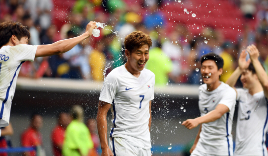 한국축구대표팀이 10일 오후(현지시간) 2016년 리우올림픽 남자축구 C조 3차전 멕시코전이 열린 브라질 브라질리아 마네 가린샤 경기장에서  8강 진출을 확정되자 환호하고 있다./브라질리아=올림픽사진공동취재단