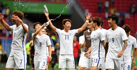 한국축구대표팀이 10일 오후(현지시간) 2016년 리우올림픽 남자축구 C조 3차전 멕시코전이 열린 브라질 브라질리아 마네 가린샤 경기장에서  8강 진출을 확정되자 환호하고 있다./브라질리아=올림픽사진공동취재단