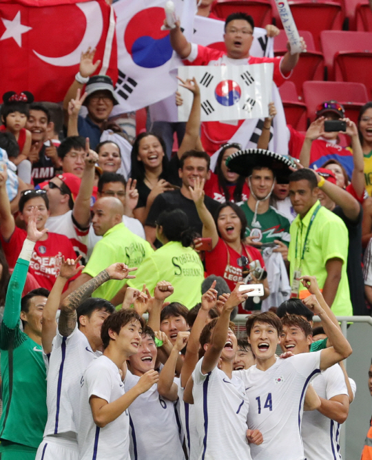 한국축구대표 손흥민, 장현수 등 선수들이 10일 오후(현지시간) 2016년 리우올림픽 남자축구 C조 3차전 멕시코전이 열린 브라질 브라질리아 Mane Garrincha Stadium(마네 가힌샤 경기장)에서 멕시코를 1:0으로 승리, 8강에 진출하자 환호하며 팬들에 달려가 셀카사진을 찍고 있다./브라질리아=올림픽사진공동취재단