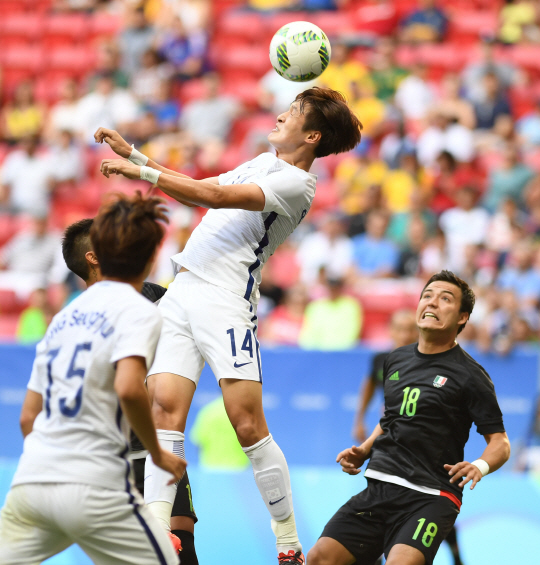 한국축구대표 박용우가 10일 오후(현지시간) 2016년 리우올림픽 남자축구 C조 3차전 멕시코전이 열린 브라질 브라질리아 마네 가린샤 경기장에서 헤딩을 하고 있다./브라질리아=올림픽사진공동취재단