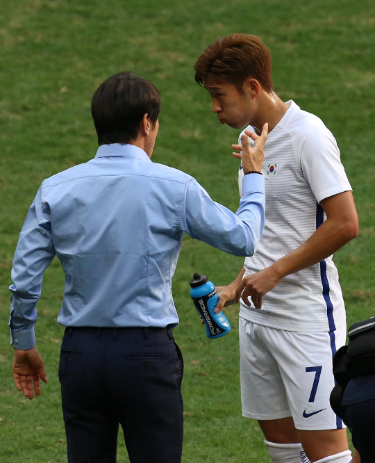 올림픽 축구대표팀 10일 오후(현지시간) 2016 리우데자네이루 올림픽 남자축구 C조 멕시코와의 3차전 열린 브라질리아 마네 가린샤 경기장에서 경기를 펼쳤다. 신태용 감독이 손흥민에게 이야기를 하고있다./브라질리아=올림픽사진공동취재단