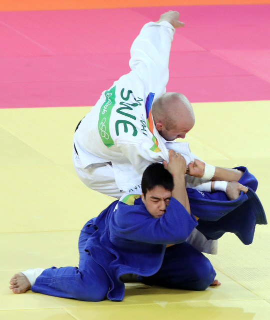 10일 오후(현지시간) 브라질 리우데자네이루 바하 올림픽파크 경기장에서 열린 유도 남자 90kg 이하 동메달 결정전에서 스웨덴의 마르쿠스 니만 선수를 엎어치기 한판으로 꺽고 동메달을 차지했다. 곽동한 선수가 업어치기를 성공시키고 있다./리우데자네이루=올림픽사진공동취재단