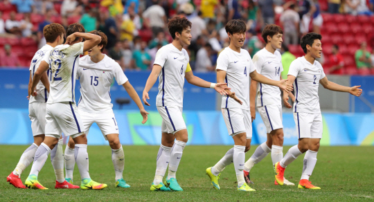 한국축구대표 손흥민, 장현수 등 선수들이 10일 오후(현지시간) 2016년 리우올림픽 남자축구 C조 3차전 멕시코전이 열린 브라질 브라질리아 Mane Garrincha Stadium(마네 가힌샤 경기장)에서 멕시코를 1:0으로 승리하며 8강에 진출하자 환호하고 있다./브라질리아=올림픽사진공동취재단