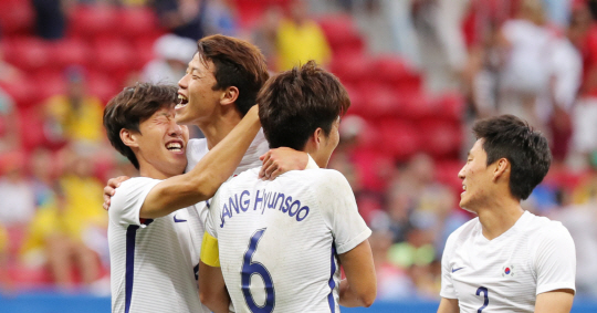 한국축구대표 손흥민, 장현수 등 선수들이 10일 오후(현지시간) 2016년 리우올림픽 남자축구 C조 3차전 멕시코전이 열린 브라질 브라질리아 Mane Garrincha Stadium(마네 가힌샤 경기장)에서 멕시코를 1:0으로 승리하며 8강에 진출하자 환호하고 있다./브라질리아=올림픽사진공동취재단