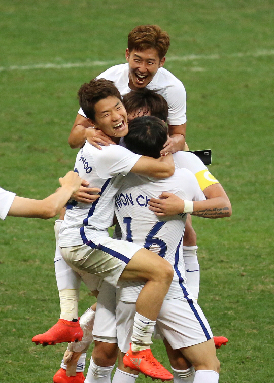 올림픽 축구대표가 10일 오후(현지시간) 2016 리우데자네이루 올림픽 남자축구 C조 멕시코와의 3차전을 펼쳤다.  브라질리아 마네 가린샤 경기장에서 권창훈이 한골을 넣어 1대 0으로 승리했다. 경기를 마친 뒤 선수들이 기뻐하고 있다./브라질리아=올림픽사진기자단