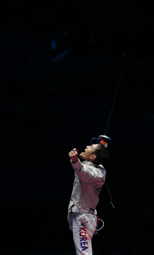 김정환이 10일 오후(현지시간) 브라질 리우데자네이루 바하 올림픽파크 카리오카 경기장에서 열린 펜싱 남자 사브레 3,4위전에서 동메달을 확정지은 뒤 기뻐하고 있다./리우데자네이루=올림픽사진공동취재단