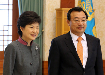 박근혜 대통령과 이정현 새누리당 대표가 2013년 3월 청와대에서 진행된 정무수석 임명장 수여식에서 기념촬영을 하고 있다. /연합뉴스
