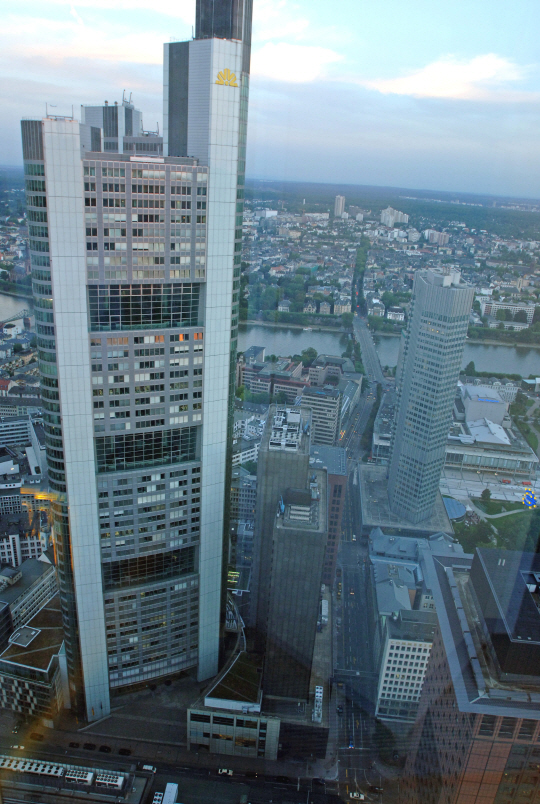 삼성그룹 금융계열사가 인수하는 독일 랜드마크 코메르츠방크타워 /블룸버그 자료사진