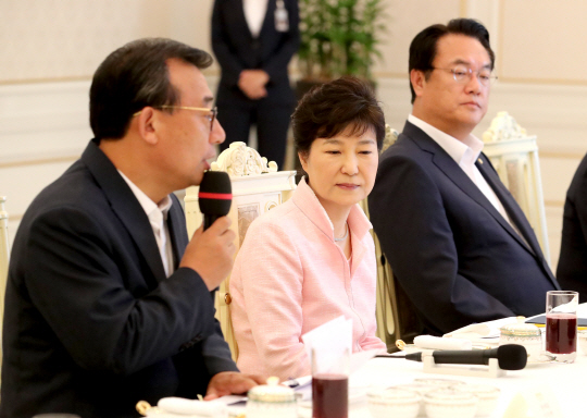 박근혜 대통령이 11일 낮 청와대에서 열린 새누리당의 새 지도부 초청 오찬에서 이정현 대표의 인사말을 경청하고 있다./연합뉴스