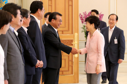 박근혜 대통령과 이정현 새누리당 대표가 11일 낮 청와대에서 열린 새누리당의 새 지도부 초청 오찬에서 환한 표정으로 악수하고 있다.  /연합뉴스