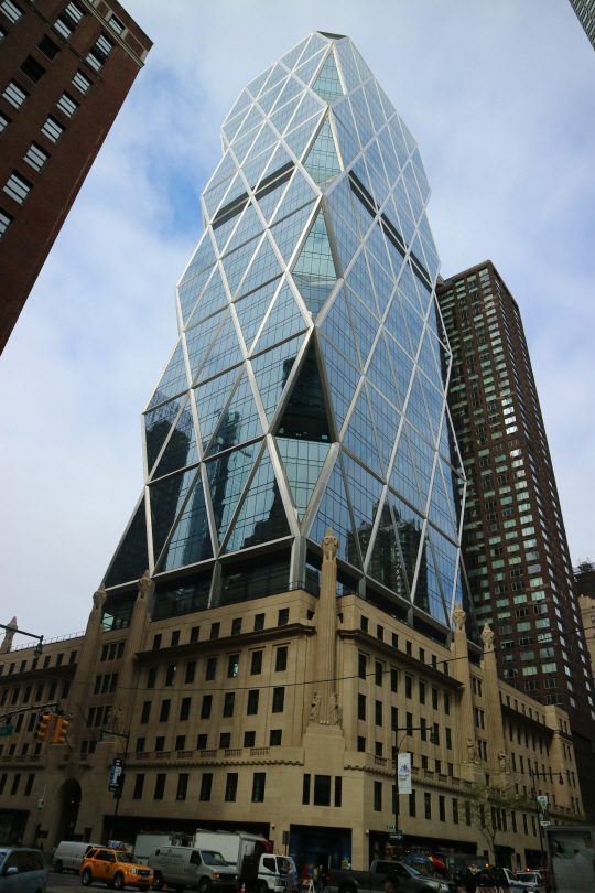 지난 1928년에 지어진 4층 건물 위에 42층의 통유리 건물을 증축한 미국 뉴욕 맨해튼의 허스트타워 전경. 앞으로 서울에서도 이처럼 근현대 건축물의 원형을 보존하면서 최첨단 건축양식이 가미된 건물을 볼 수 있게 됐다.  /서울경제DB